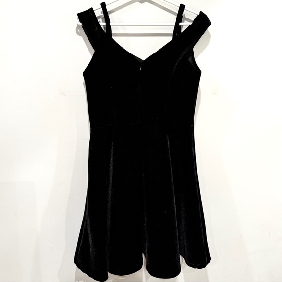 Francesca’s Collection Black Velvet Off-Shoulder Fit and Flare Dress Size M NWOT - Picture 4 of 8